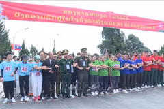 Young officers of Vietnam and Laos take part in cross-border marathon on October 2. (Photo: VNA)