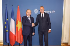 Party General Secretary and State President To Lam (L) meets with Mayor of Le Havre Édouard Philippe (Photo: VNA)
