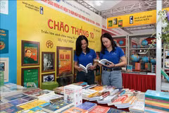 Visitors to an exhibition booth of the Thanh Nien Publishing House. (Photo: VNA)
