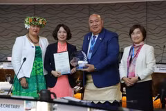 Deputy Minister of Health of Assoc. Prof. Nguyen Thi Lien Huong (2nd from left) receives a certificate and a plaque honouring Vietnam's elimination of trachoma. (Photo: nhandan.vn)