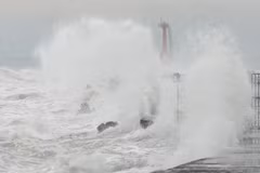 Waves crash onto a sea wall in Kaohsiung (Taiwan) as Typhoon Krathon approaches. (Photo: Reuters)