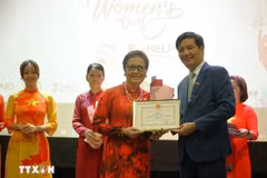 Vietnamese Ambassador to Malaysia Dinh Ngoc Linh (right) presents a Certificate of Merit to Tran Thi Chang (left), President of the Malaysia-Vietnam Friendship Association, at the ceremony. (Photo: VNA)