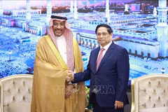 Prime Minister Pham Minh Chinh (right) meets Saudi Arabia’s Minister of Industry and Mineral Resources Bandar Ibrahim Al-Khorayef on October 30. (Photo: VNA)