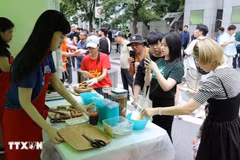 Pho bo (Vietnamese beef noodle soup) and nem ran (fried spring rolls) attract the attention of many Korean and foreign visitors at a festival in the Republic of Korea. (Photo: VNA)