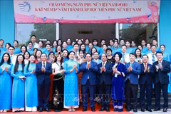 Prime Minister Pham Minh Chinh and female delegates (Photo: VNA)