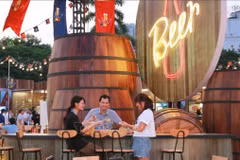 Visitors enjoy Belgian beer at the Belgian Culture & Food Festival 2023 (Photo: VNA)