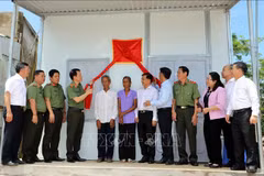 A poor household in the Mekong Delta province of Soc Trang gets a new house thanks to support by the Ministry of Public Security. (Photo: VNA) 