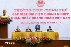 Prime Minister Pham Minh Chinh hosts a delegation of entrepreneurs and representatives from businesses in Hanoi on October 4 on the occasion of the Vietnam Entrepreneurs Day (October 13) (Photo: VNA)