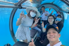 The submarine services provided by Vinpearl Joint Stock Company offer exciting experiences for tourists. (Photo: baokhanhhoa.vn)