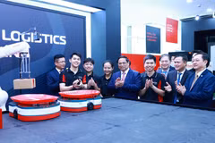 Prime Minister Pham Minh Chinh visits a booth displaying the latest innovative technology. (Photo: VNA)