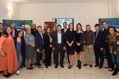 The Vietnamese Embassy delegation take a group photo with typical businesses in Central Mexico. (Photo: VNA)