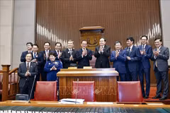 Vietnamese NA Chairman holds talks with Singaporean top legislator