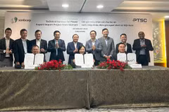 Representatives from The Petrovietnam Technical Services Corporation (PTSC) and its Singaporean partner Sembcorp Utilities Pte Ltd sign agreement at the ceremony. (Photo: VNA)
