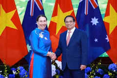 Prime Minister Pham Minh Chinh (R) shakes hands with visiting President of the Australian Senate Sue Lines. (Photo: VNA)