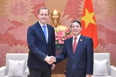 NA Vice Chairman Nguyen Duc Hai (R) and Managing Director of Heineken Vietnam Wieste Mutters (Photo: VNA)