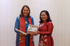 Deputy Secretary of the municipal Party Committee and Chairwoman of the municipal People’s Council Nguyen Thi Le (R) and President of the Australian Senate Sue Lines (Photo: VNA)