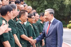 Party General Secretary and State President To Lam meets with war veterans of Division 308 (Photo: VNA)