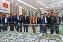 Timor-Leste President Jose Ramos-Horta (5th from right) visits the Vietnam-Singapore Industrial Park in the northern province of Bac Ninh on August 2. (Photo: VNA)