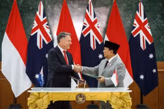 Indonesia’s Defence Minister and president-elect Prabowo Subianto (right) and Australia's Defence Minister and Deputy Prime Minister Richard Marles shake hands after signing the Australia-Indonesia Defence Cooperation Agreement (DCA) in Magelang, Central Java, on August 29. ( Photo: AFP) 