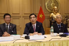 Vietnamese Ambassador to Thailand Pham Viet Hung (centre) and Chairman of Thai-Vietnamese Business Association Ho Van Lam (left) at the conference (Photo: VNA)