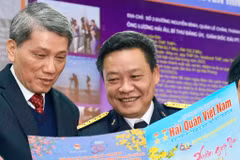 Colonel Nguyen Van Toan, Editor-in-Chief of the Hai Quan Viet Nam (Vietnam Navy) newspaper (R) is confident in the nation's comprehensive development. (Photo: VNA)