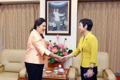VNA General Director Vu Viet Trang (R) and PRD Director General Sudruetai Lertkasem (Photo: VNA)
