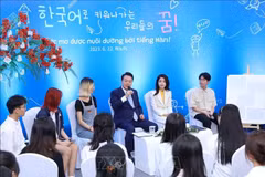 RoK President talks to Hanoi students