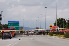Malaysia's ministry confirms 10 deaths in plane crash