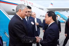 Chairman of Russian State Duma arrives in Hanoi, begins official visit