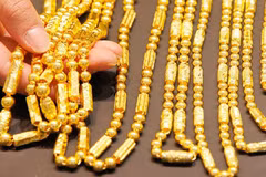 Thais to cut spending on gold during Lunar New Year Festival