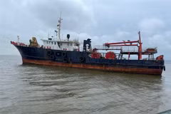 Hai Phong saves seven sailors on aground Hong Kong vessel