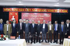 President meets retired leaders of central localities