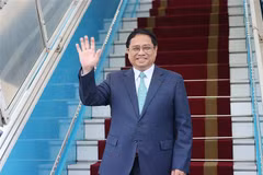 PM leaves Hanoi for Jakarta to attend 43rd ASEAN Summit