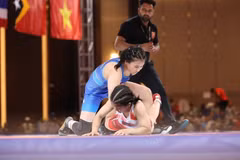 Athletes secure more gold medals for Vietnam at SEA Games 32