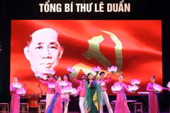 President attends art programme commemorating late Party leader Le Duan