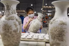 Online sale now irreversible for Hanoi’s craft villages: Insiders