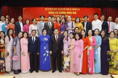 NA Chairman meets Vietnamese community in Laos