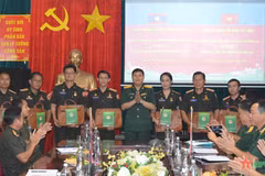 Vietnamese, Lao young officers promote exchanges