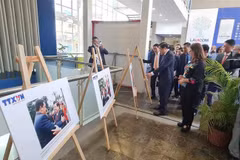 National External Information Service Awards presented to winning Venezuelan group