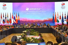 Foreign Minister Bui Thanh Son busy at AMM-56