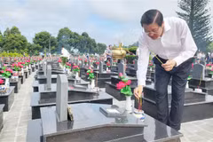 Senior Party official pays homage to martyrs in Dak Lak