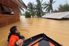 Floods raging in Philippines, Malaysia
