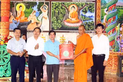 Soc Trang authorities extend congratulations to Khmer community on Sene Dolta festival