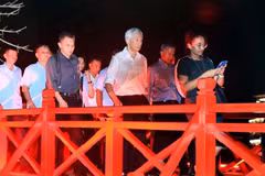 Singaporean PM strolling Hanoi streets, trying local food