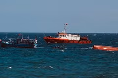 Fourteen fishermen in distress saved off coastal waters of Binh Thuan province
