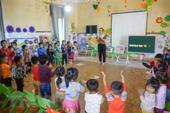 Teachers learn ethnic language to better educate students