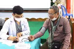 HCM City delegation provides health check-ups for needy people in Cambodia