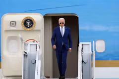 US President arrives in Hanoi, starting State visit to Vietnam
