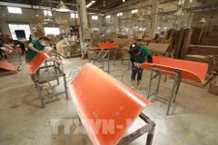Workers put final touches on wood planks for export at a factory in An Dien commune of Ben Cat district, Binh Duong province. (Photo: VNA)