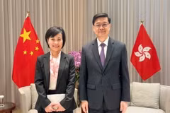 Vietnamese Consul General in Hong Kong and Macau Le Duc Hanh (left) and Chief Executive of the Hong Kong Special Administrative Region (China) John Lee Ka-chiu. (Source: VNA)